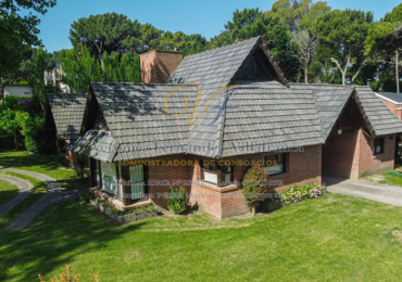 CASA VENTA PINAMAR COMODA CON PARQUE 